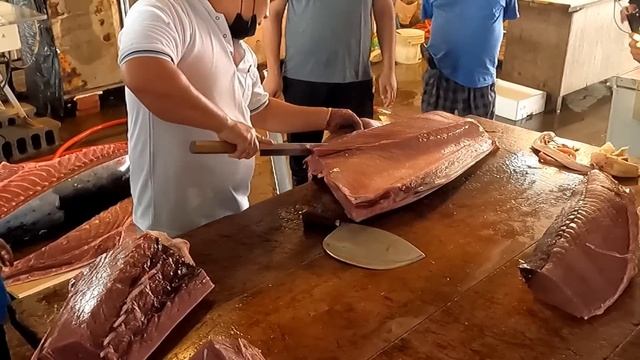 Two Man Cut 400 Kgs Giant Bluefin Tuna By Cooperation