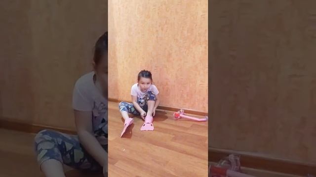 Кира одевает ласты😄👍🤩