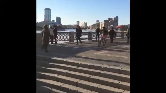 Покоряет Екатеринбург.