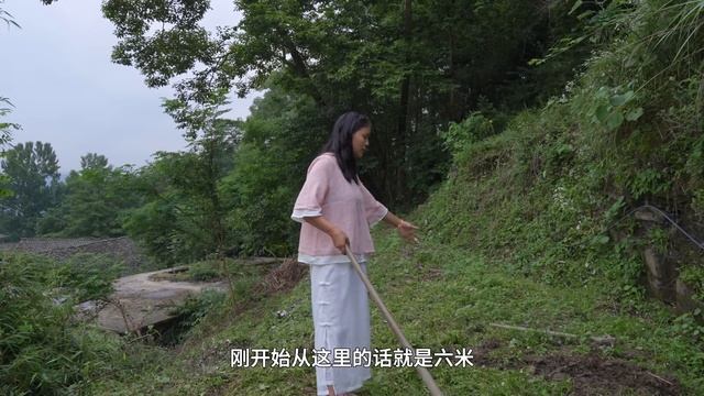 贵州一家人隐居深山，请村里面的老人帮忙规划蓄水池，夫妻俩开始正式修建高达两米多的蓄水池