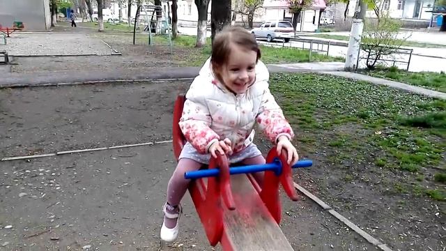 Ангелина на игровой площадке встретила кошку ! Met A Cat On The Playground!