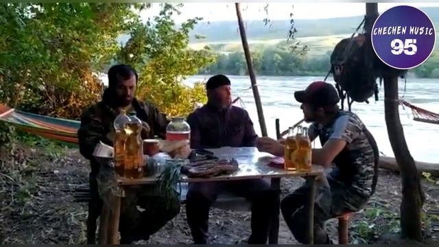 ЧЕЧЕНЕЦ ПОЕТ НА БЕРЕГУ ТЕРЕКА ОЧЕНЬ КРАСИВО