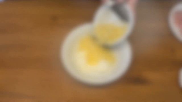 Розлітається на ура: швидкі відбивні під натертим сиром в паперових човниках