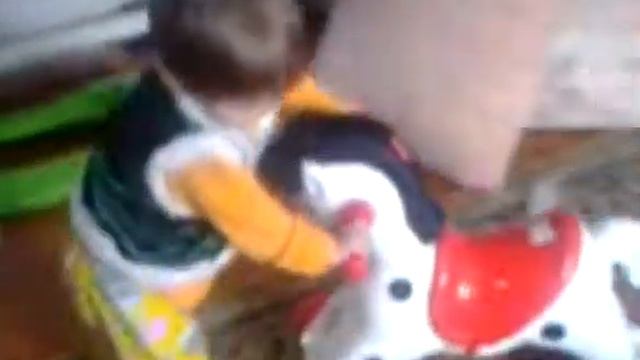 Ребенок играет лошадкой Pilsan/The child plays