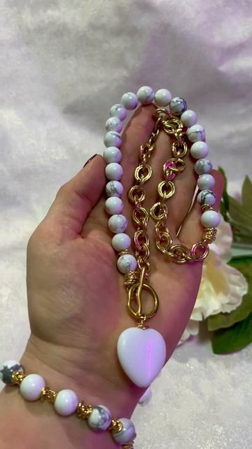 Колье из белого  магического говлита