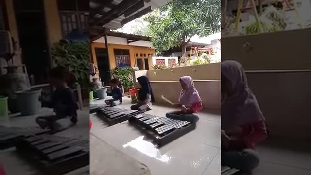 Anak Kecil Tk Bermain Musik Gamelan Jawa