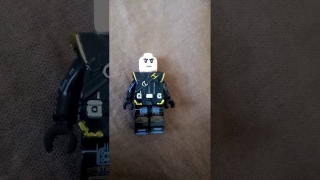 распаковка лего минифигурки ронина (соколиного глаза) из фильма 