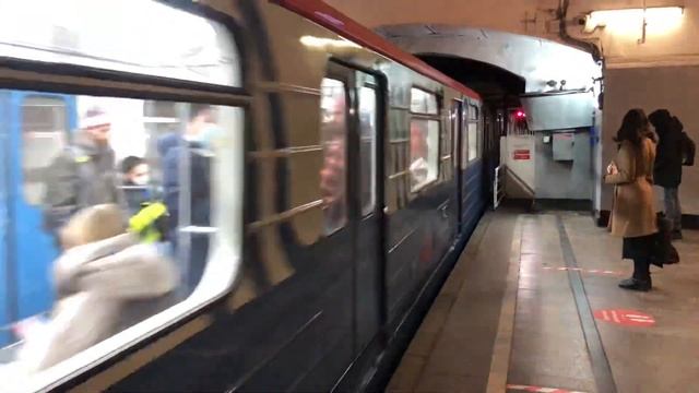 81-717/714.5М Перекраска Московский транспорт На станции Новокузнецкая