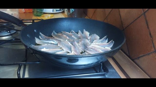 Смажені анчоуси з лимоном готові за 5 хвилин!