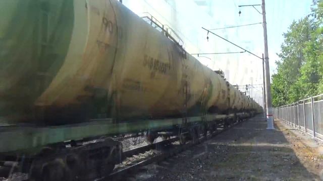 Электровоз ВЛ11-696 с наливными цистернами