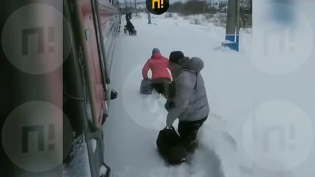 В Алтайском крае пассажиров поезда высадили в сугробы по пояс