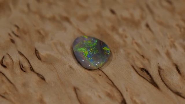 Яркий темный опал из Австралии