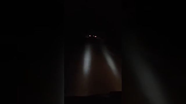 Парень поет песню Ерке Есмахан Сунгат Толебаев
