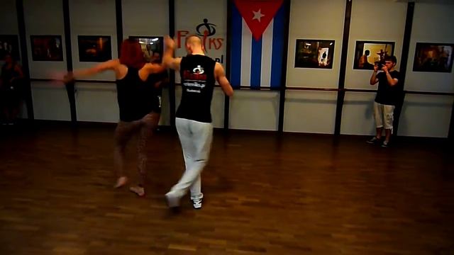 Salsa S1   Enchufla Pa`fuera+vacilala Echo+exhibela+DKN+styling On LFoot+pull The Hand On3+shaking