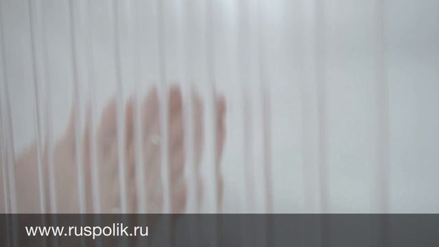 Прозрачный или бесцветный сотовый (ячеистый) поликарбонат.