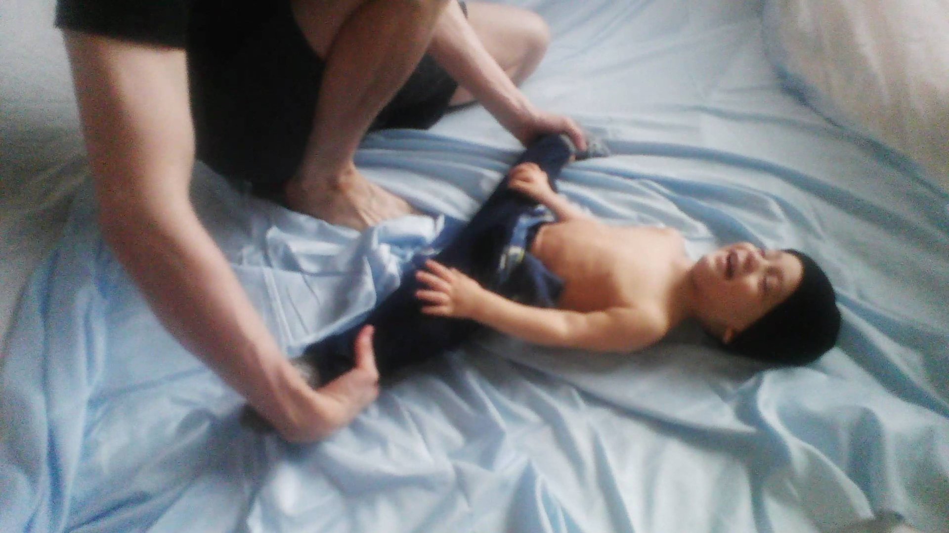 маленький мальчик. шпагаты и гимнастика