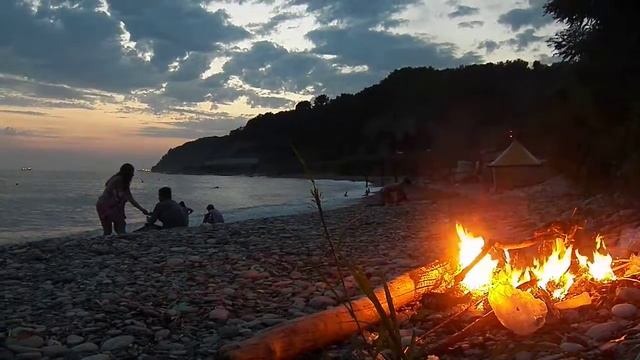 СПОКОЙНОЙ НОЧИ ВИШНЕВКА КОСТЕР ПЛЯЖ ВЕЧЕР