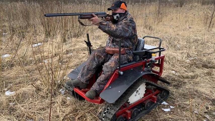 Минитрактор УМ пашет двухкорпусным плугом