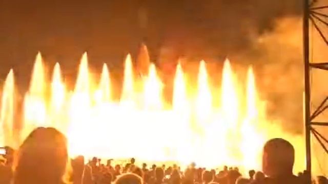 А здесь на шоу воды и огня