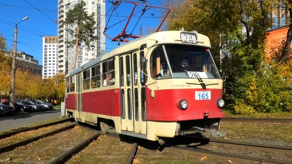 Трамвай Екатеринбурга Tatra T3SU СМЕ борт. 165166 маршрут 24 следует по улице Кузнецова
