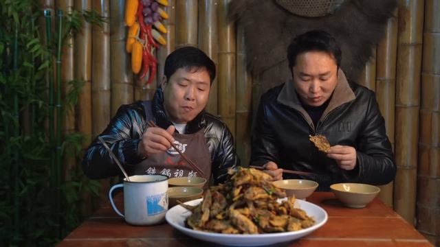 6斤小魚，二弟做“乾煸魚”，麻辣香酥，一口一個真下酒｜Mukbang【鐵鍋視頻】