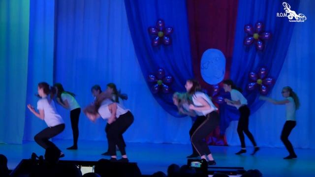 Милана танцует 