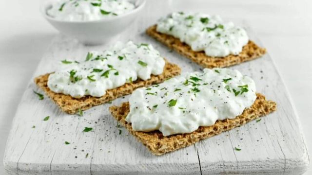 ТОСТЫ С ТВОРОГОМ И ЗЕЛЕНЬЮ.
