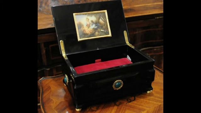 Un Petit Detail - Antique Reuge Music Box