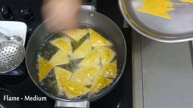 नाचोज, टोमैटो सालसा और चीज सॉस के साथ । Nachos With Salsa & Cheese Dips