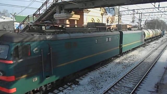 Электровоз ВЛ10-1886 с грузовым поездом