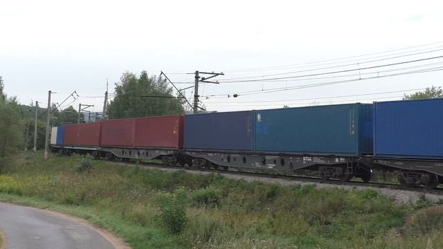 Электровоз ВЛ10У-593 с грузовым поездом
