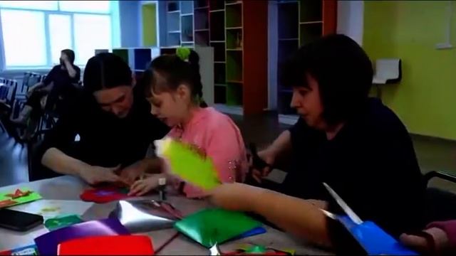 Активисты-волонтеры дарили женщинам открытки прямо на улице