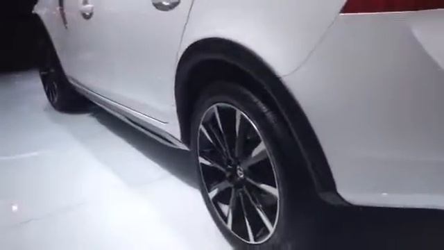 V60 Cross Country Variant - NAIAS - Detroit Auto Show 2015