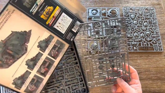 Horus Heresy Deimos Pattern Battle Tank Unboxing