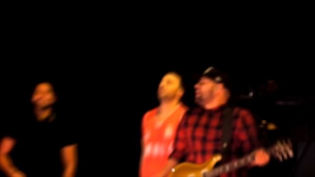 Luis Fonsi Djuska Sa SRPSKOM Zastavom I Dresom Uz Despacito