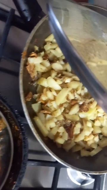 картошечка грибы лисичечки и лисички в сметане с морквой