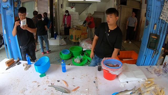 客人抱怨!!! 等了3個小時才買到現切鮭魚 中彰海王子 東興市場 海鮮叫賣 海鮮拍賣 叫賣哥