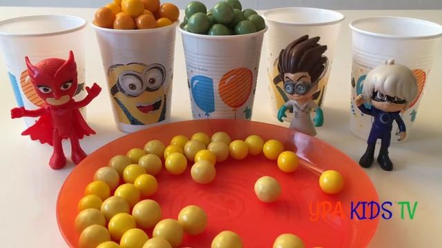 Сюрпризы и много жвачек в стаканчиках. Герои в масках Игрушки