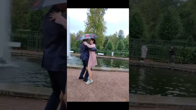 Красивый танец бачата в Петродворце под дождём!