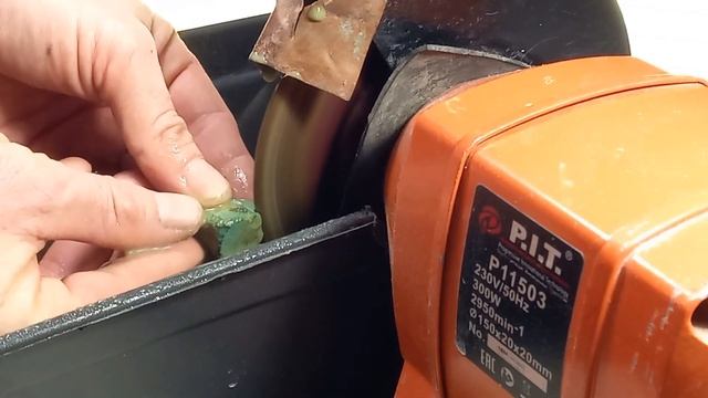 Пилю и полирую малахит дома.