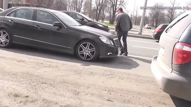 Быдло на мерседесе угрожает расправой сбитому велосипедисту!!!!