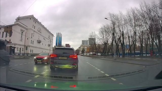 БМВ головного мозга, на разворот через сплошные.