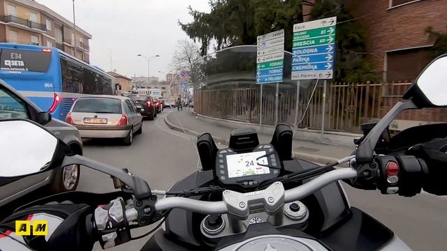 Ducati Multistrada 1260S VS BMW S1000XR 2018: Sfida Al Top! [ENGLISH SUB]