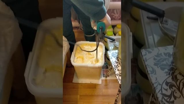 Подготовка кристаллизованного мёда к фасовке.