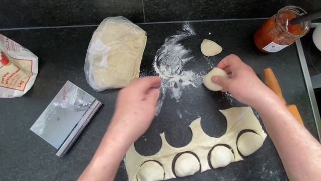 Удачное тесто для пирожков, беляшей, пиццы, жареные или в духовке на закваске. Попробуйте!