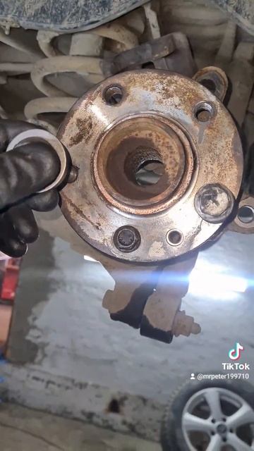 Як зняти задній почіпник  ступіци VW T5 ???