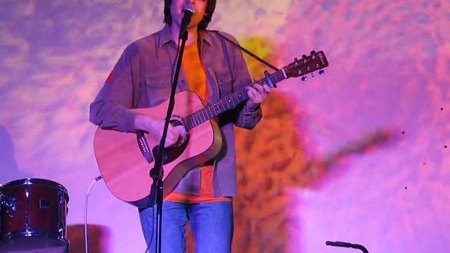 Дети собирают землянику