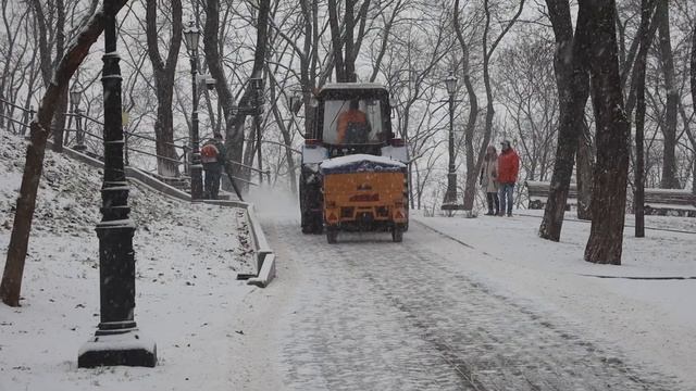 Прогулка по Киеву. Уборка снега во время снегопада на Владимирской горке.