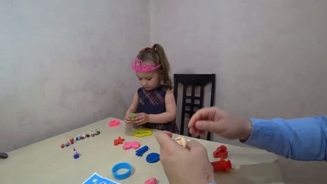 ЧЕЛЛЕНДЖ КАРИНЫ и ПАПЫ в гостях у ПеПЫ СВИНКИ CHALLENGEDAND CARINA And PEPY SWINKI