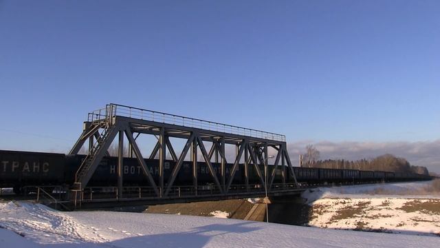 2М62У-0111 с грузовым поездом / 2M62U-0111 With A Freight Train